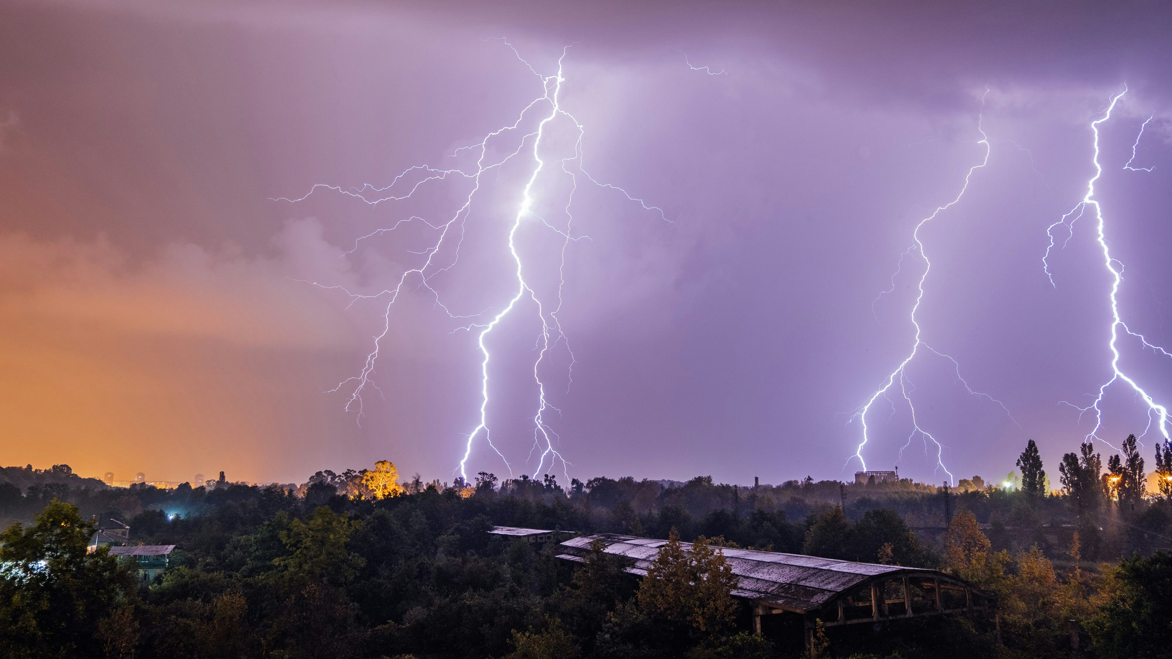 Entlang der Nordalpen rechnen Wetter-Experten mit heftigen Niederschlägen und Gewittern. Symbolbild