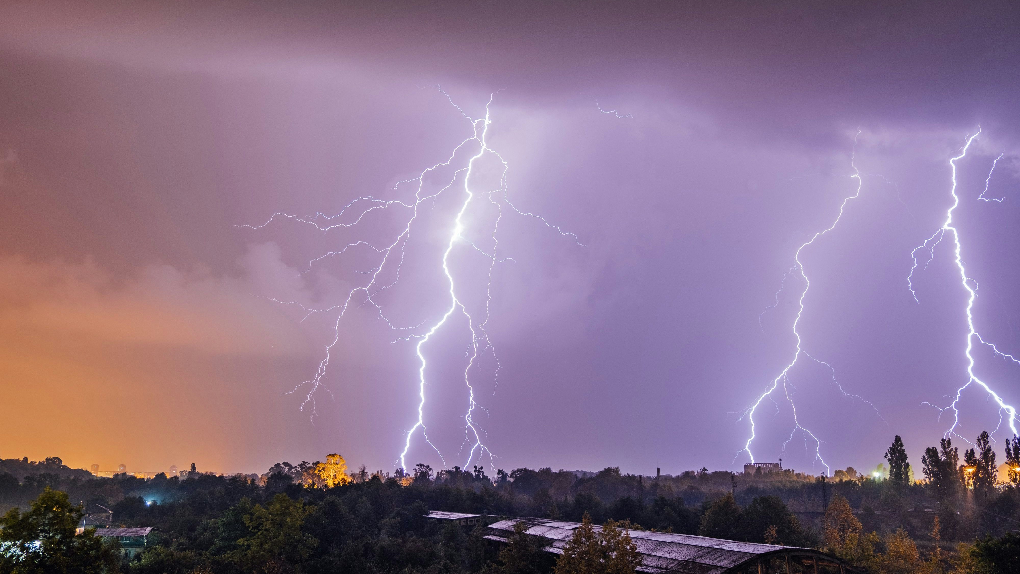 Entlang der Nordalpen rechnen Wetter-Experten mit heftigen Niederschlägen und Gewittern. Symbolbild