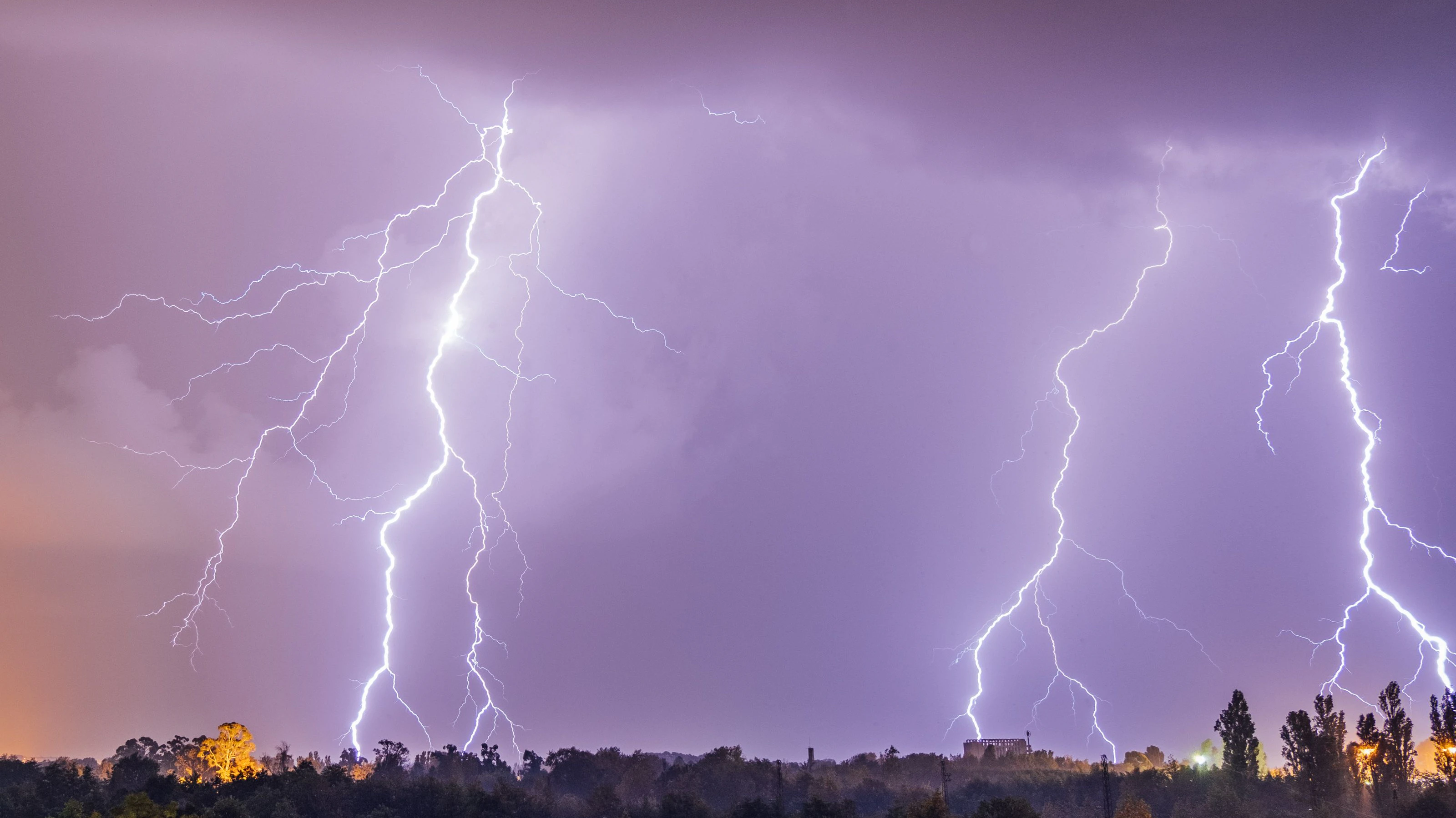 Entlang der Nordalpen rechnen Wetter-Experten mit heftigen Niederschlägen und Gewittern. Symbolbild