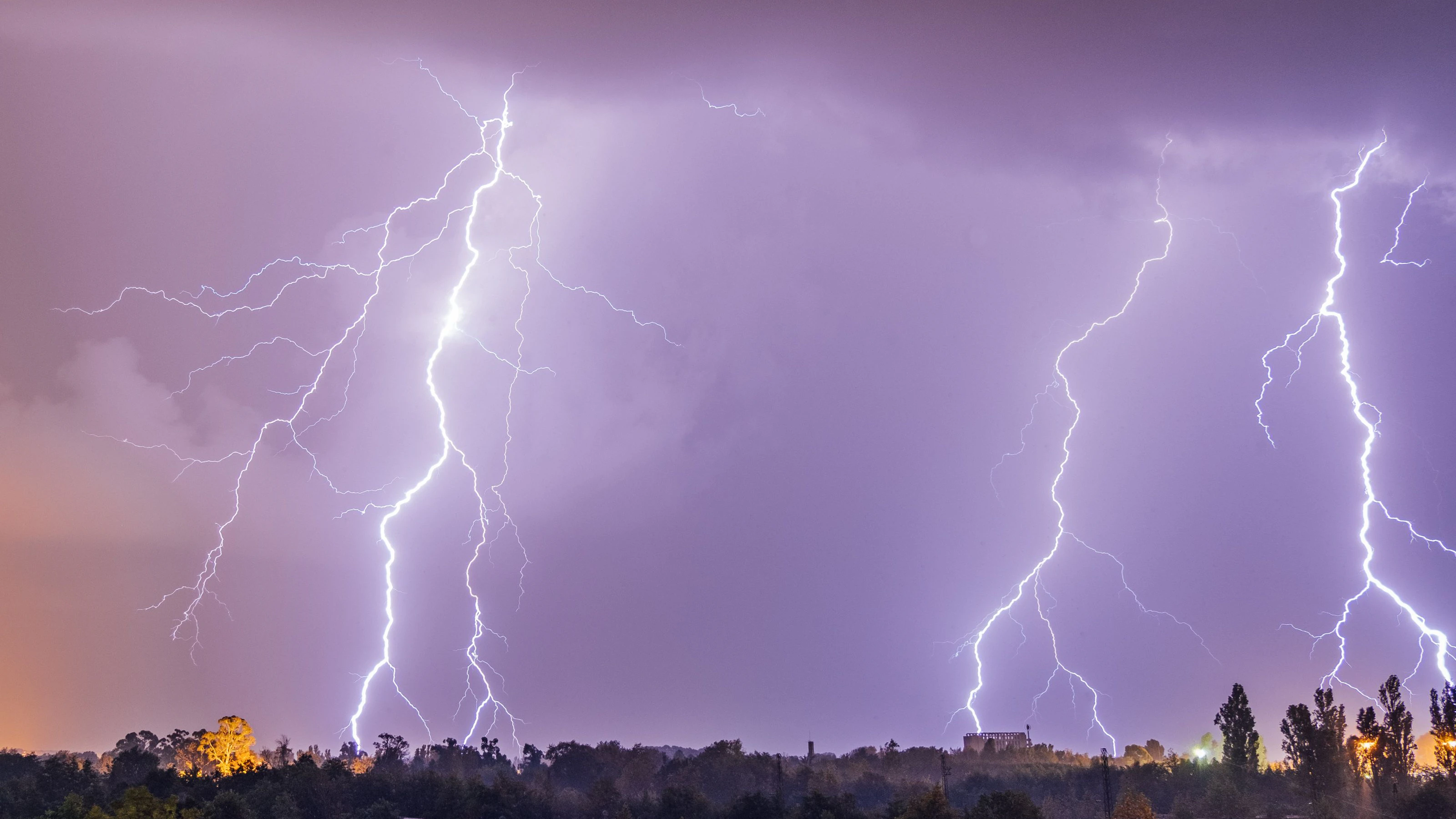 Entlang der Nordalpen rechnen Wetter-Experten mit heftigen Niederschlägen und Gewittern. Symbolbild