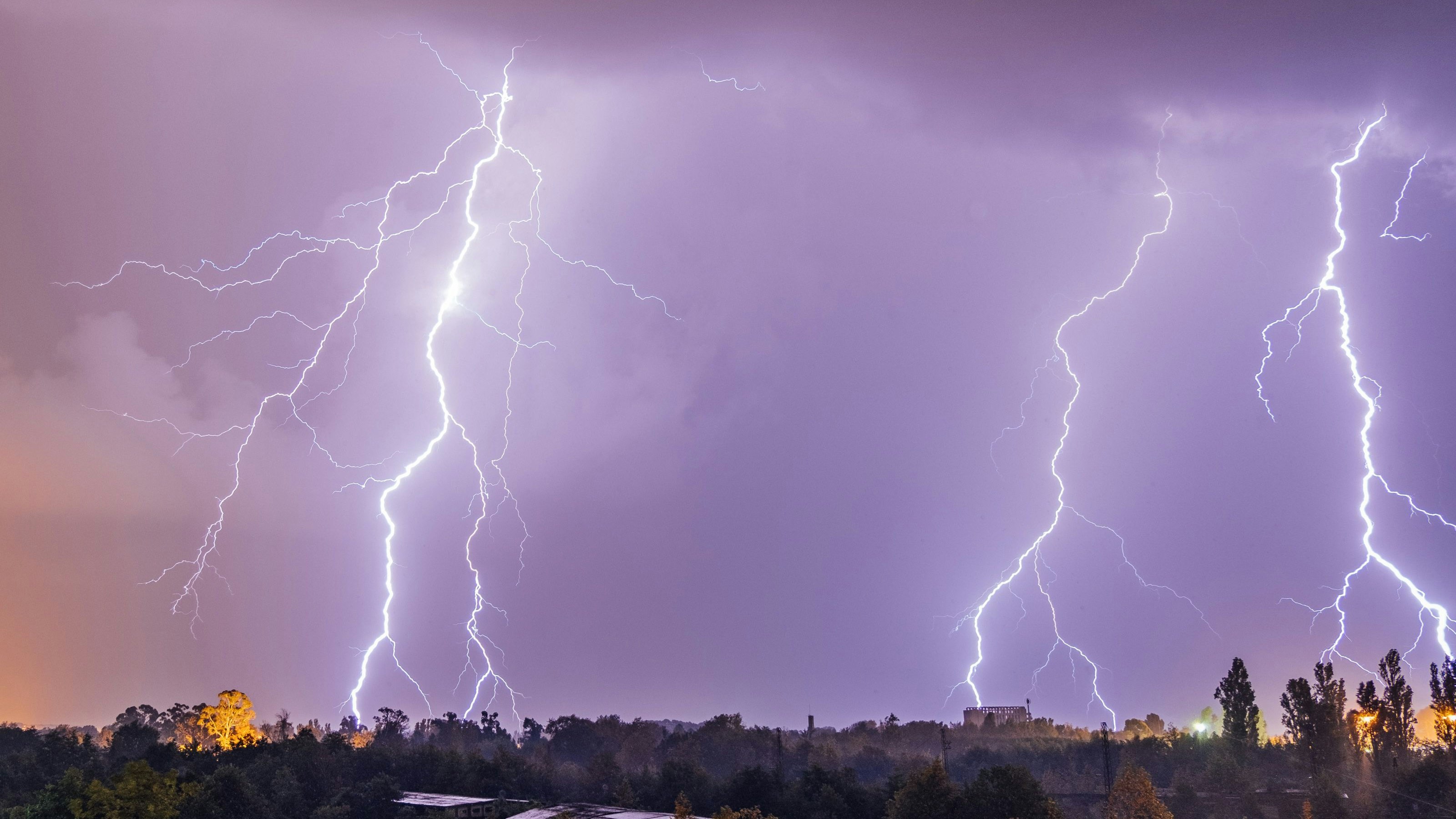 Entlang der Nordalpen rechnen Wetter-Experten mit heftigen Niederschlägen und Gewittern. Symbolbild