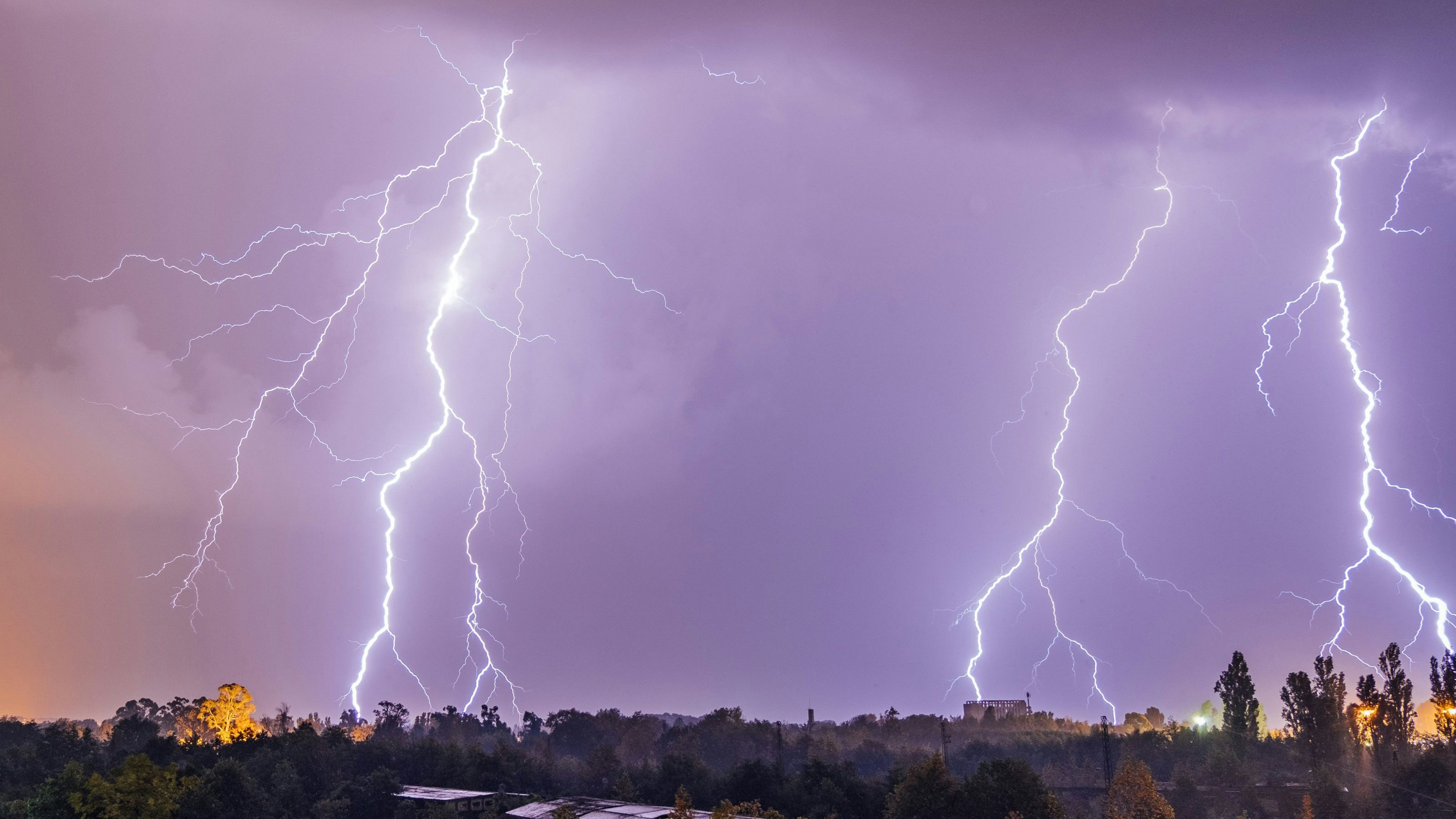 Entlang der Nordalpen rechnen Wetter-Experten mit heftigen Niederschlägen und Gewittern. Symbolbild