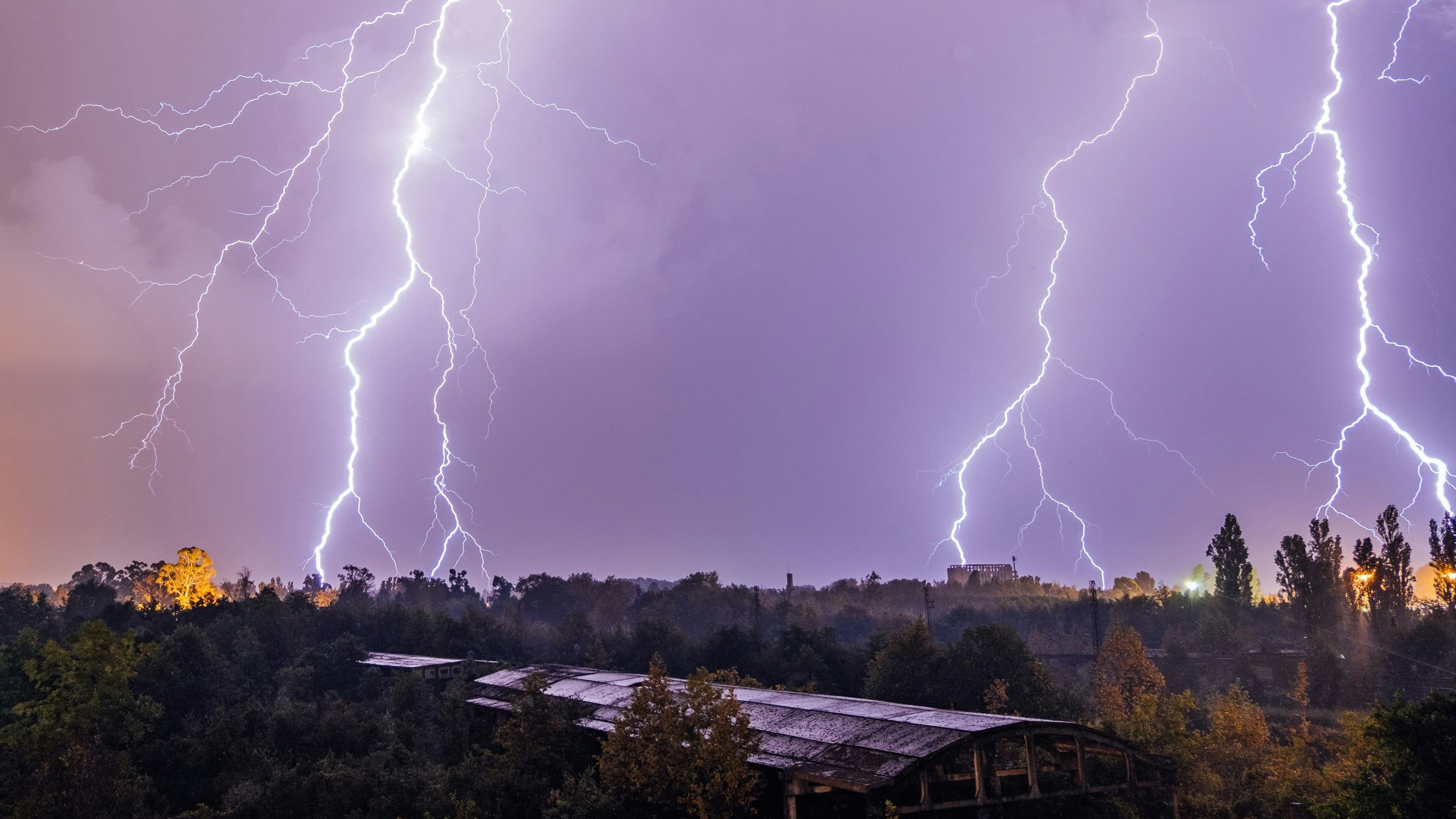 Entlang der Nordalpen rechnen Wetter-Experten mit heftigen Niederschlägen und Gewittern. Symbolbild