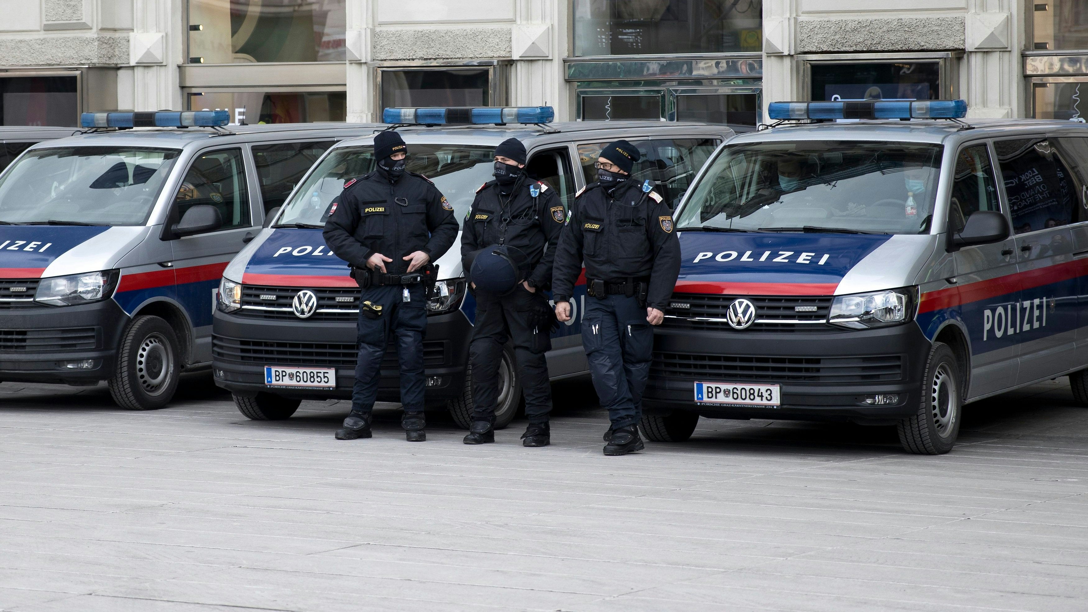 Download von www.picturedesk.com am 29.08.2021 (16:01).  16.01.2021, Hauptplatz, Graz, AUT, Demonstration gegen Coronaleugner, im Bild Polizeieinheiten // Protests against Corona deniers on the Hauptplatz of Graz, Austria, on 2021/01/16. EXPA Pictures © 2021, PhotoCredit: EXPA/ Erwin Scheriau - 20210116_PD5657 - Rechteinfo: Rights Managed (RM)