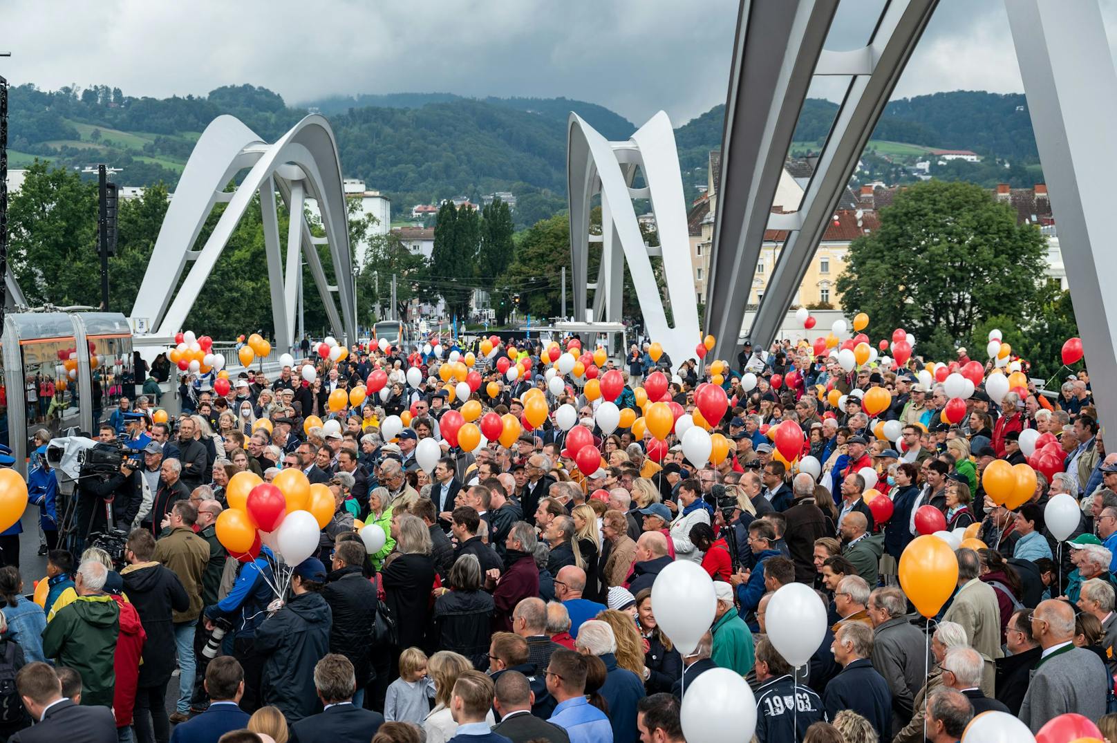 Mit einem großen Fest wurde die Linzer Eisenbahnbrücke eröffnet.
