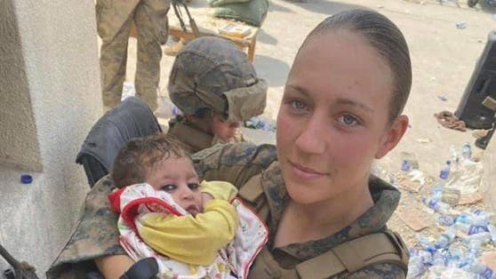 Nicole Gee betreute wenige Tage vor ihrem Tod Babys am Flughafen von Kabul.