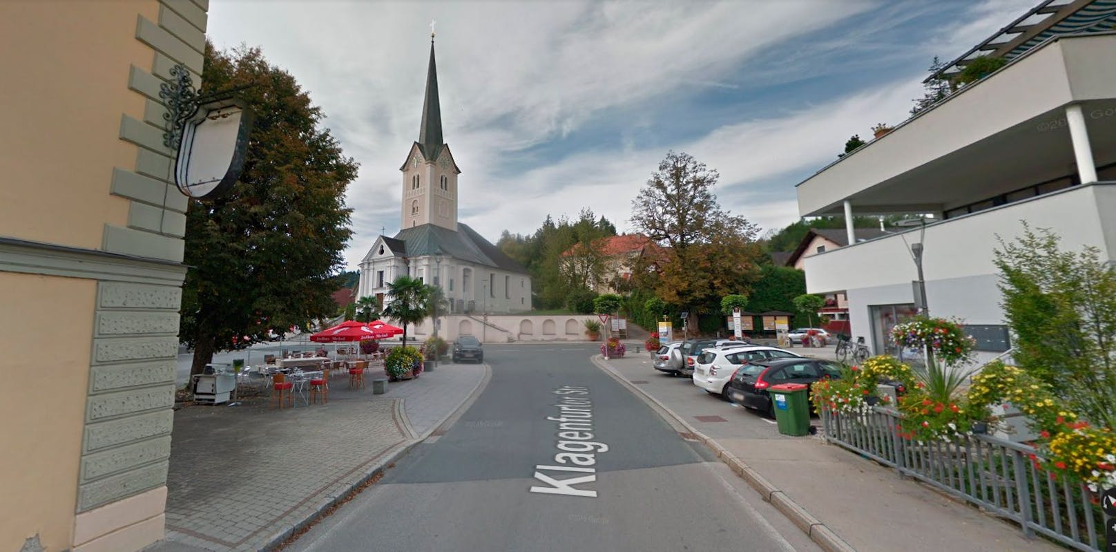 Blick auf den Kirchplatz von Moosburg, Kärnten. Symbolbild