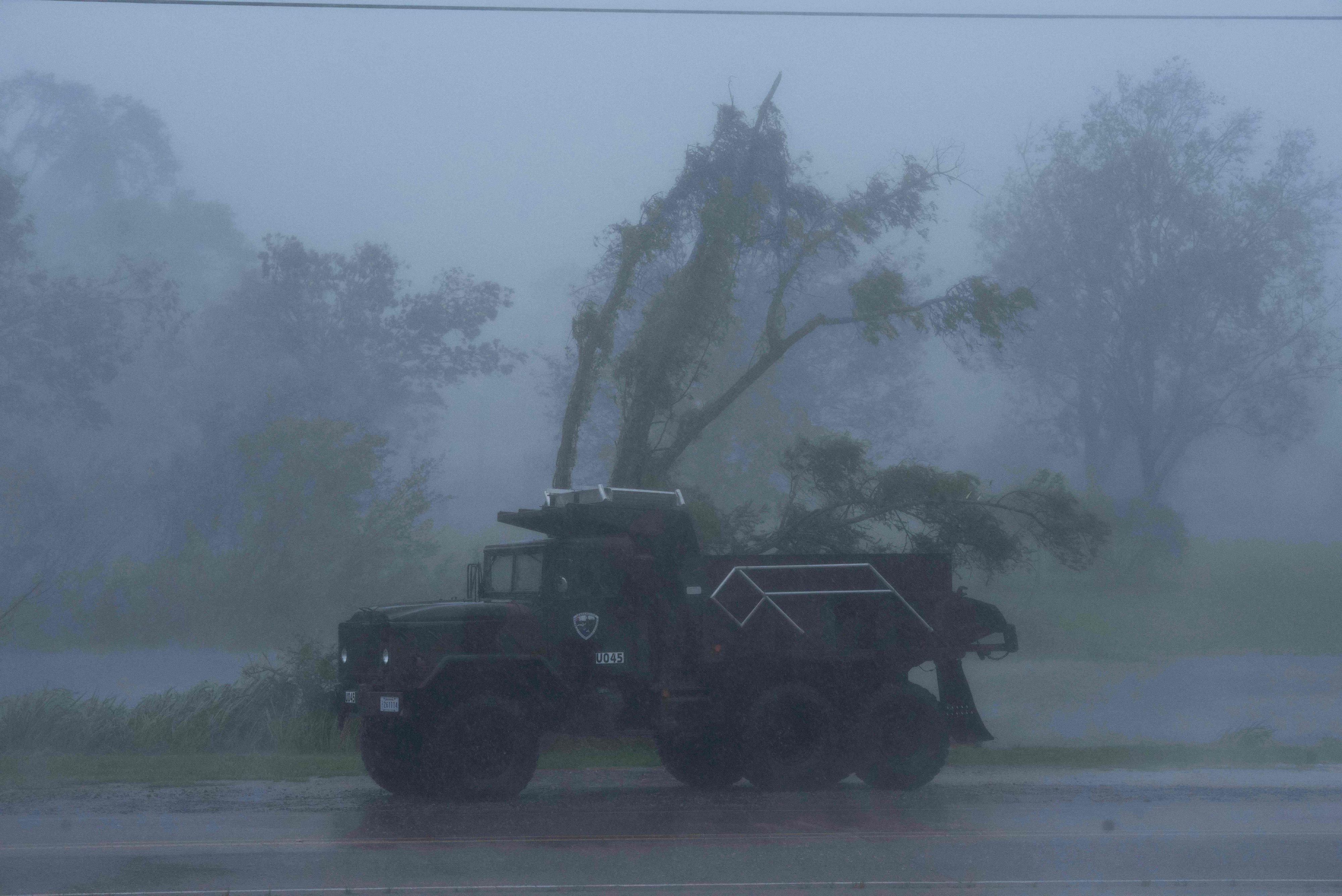 Download von www.picturedesk.com am 29.08.2021 (22:58).  A truck is seen in heavy winds and rain from hurricane Ida in Bourg, Louisiana on August 29, 2021. - Hurricane Ida struck the coast of Louisiana Sunday as a powerful Category 4 storm, 16 years to the day after deadly Hurricane Katrina devastated the southern US city of New Orleans."Extremely dangerous Category 4 Hurricane Ida makes landfall near Port Fourchon, Louisiana," the National Hurricane Center wrote in an advisory. (Photo by Mark Felix / AFP) - 20210829_PD10180 - Rechteinfo: Rights Managed (RM) Nur für redaktionelle Nutzung! Werbliche Nutzung erfordert Freigabe: bitte schicken Sie uns eine Anfrage.