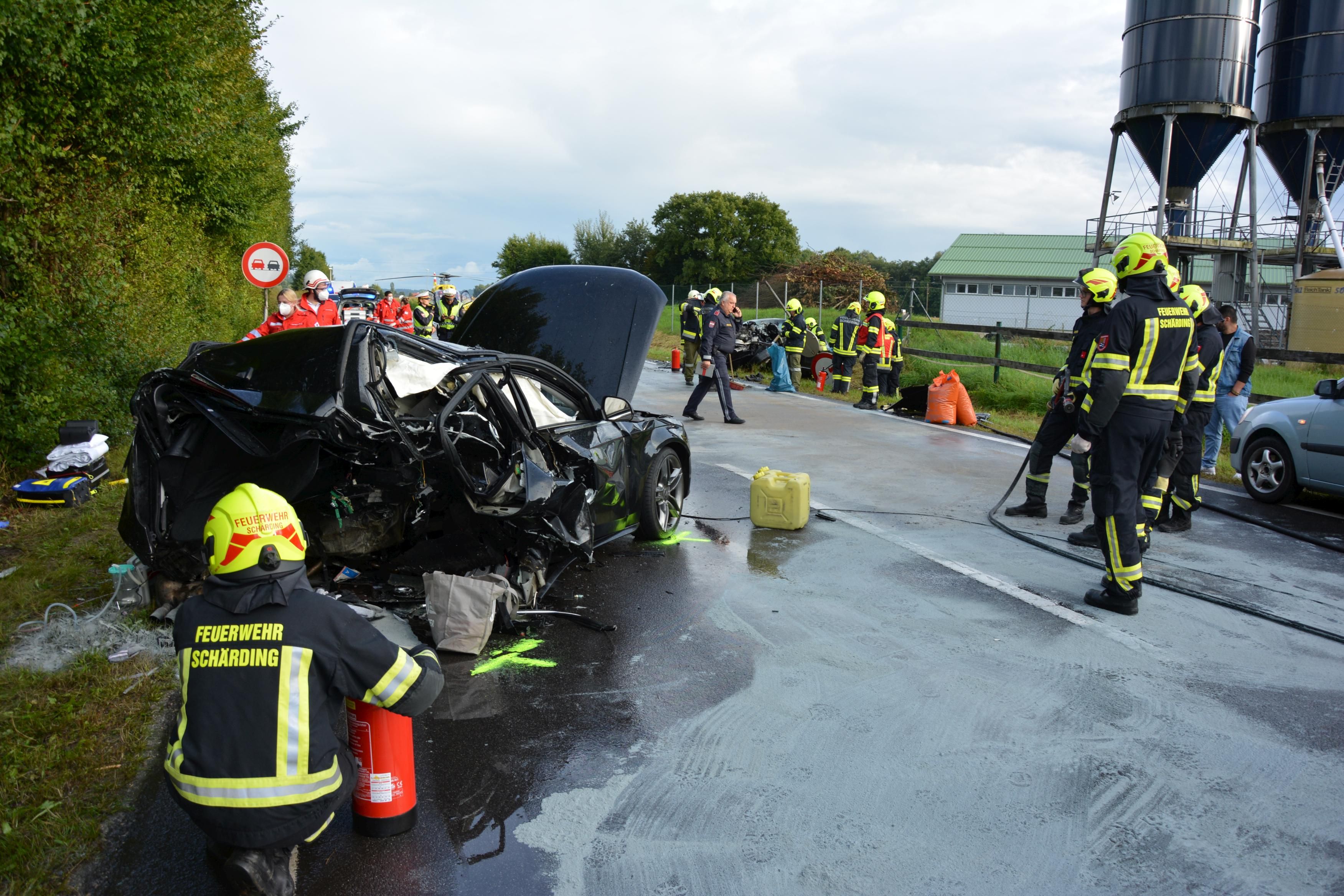 Ein 19-Jähriger wurde bei dem Unfall schwer verletzt.