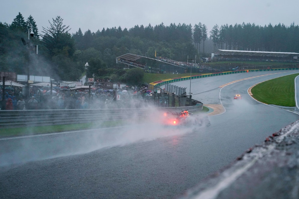 Max Verstappen im dichten Regen von Spa.