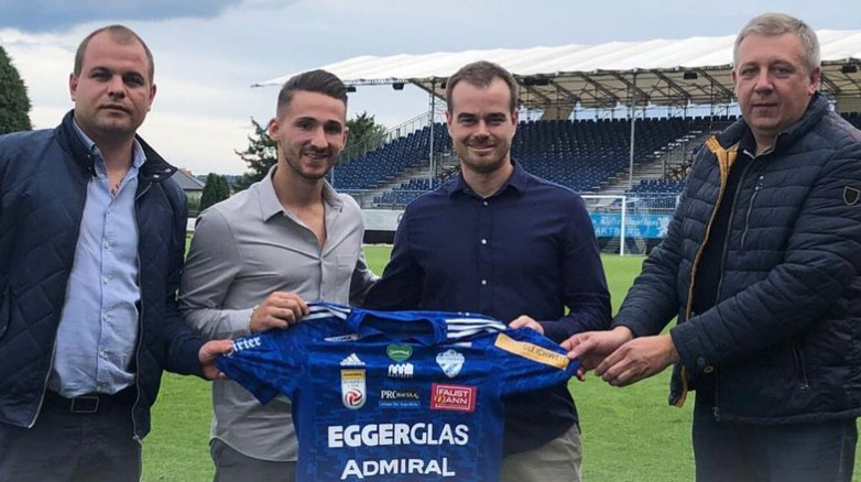 Donis Avdijaj (Zweiter von links) mit den Verantwortlichen von Hartberg.