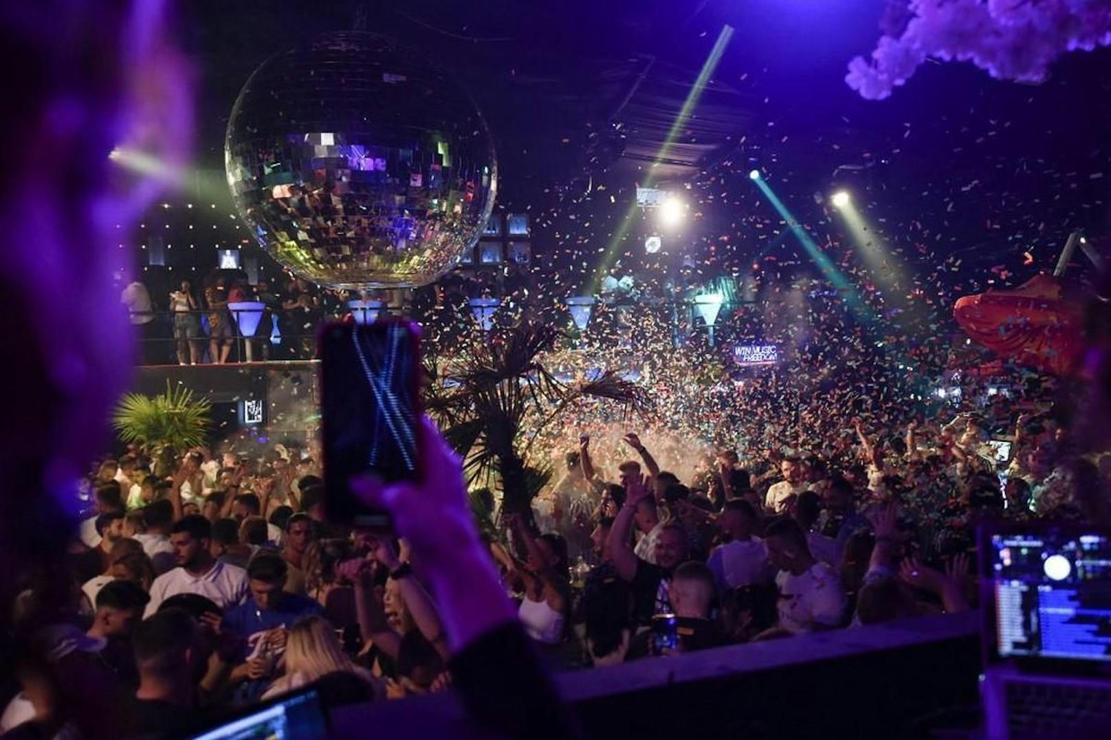 Ausgelassene Stimmung und fast keine Corona-Maßnahmen: Partynacht in einem Nachtclub in Pristina. (17. Juli 2021)