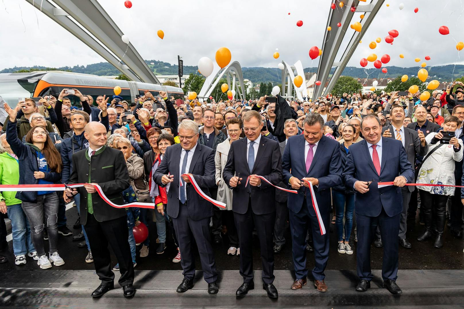 Mit einem großen Fest wurde die Linzer Eisenbahnbrücke eröffnet.