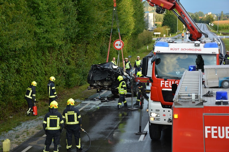 Die Autos wurden völlig zerstört.