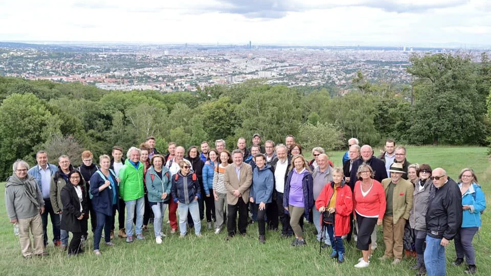 Ludwig mit Wander-Gruppe in Wien-Hietzing