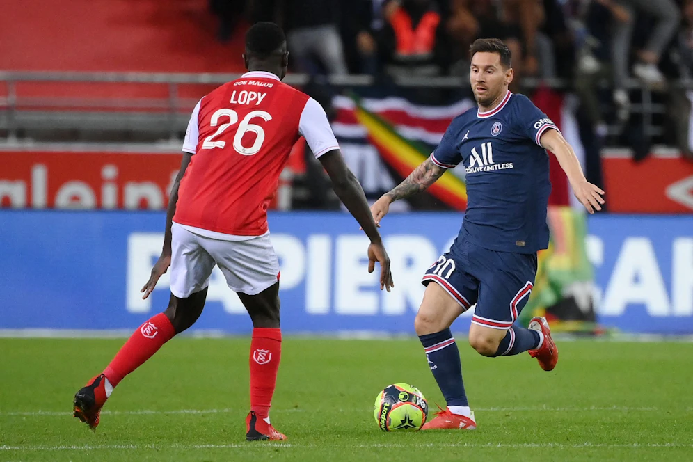Lionel Messi dribbelt zum ersten Mal im PSG-Trikot.