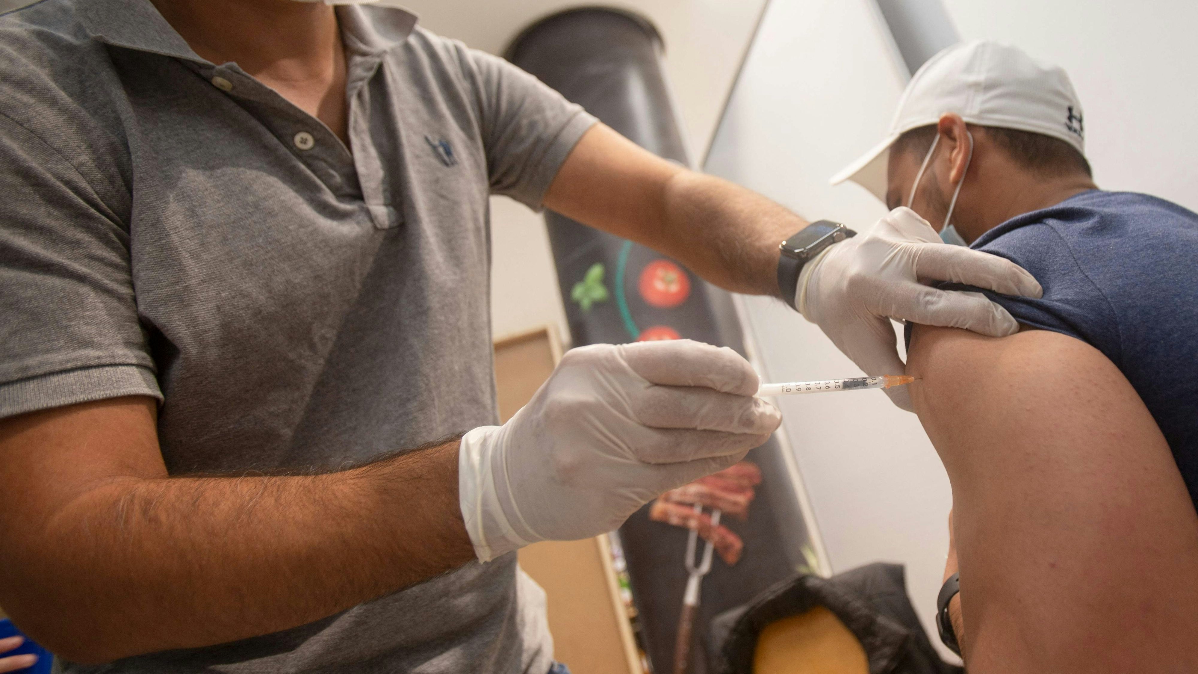 Auch vollständige Immunisierte sollten die Hygieneregeln weiter beachten. Durch Delta können auch sie sich infizieren.