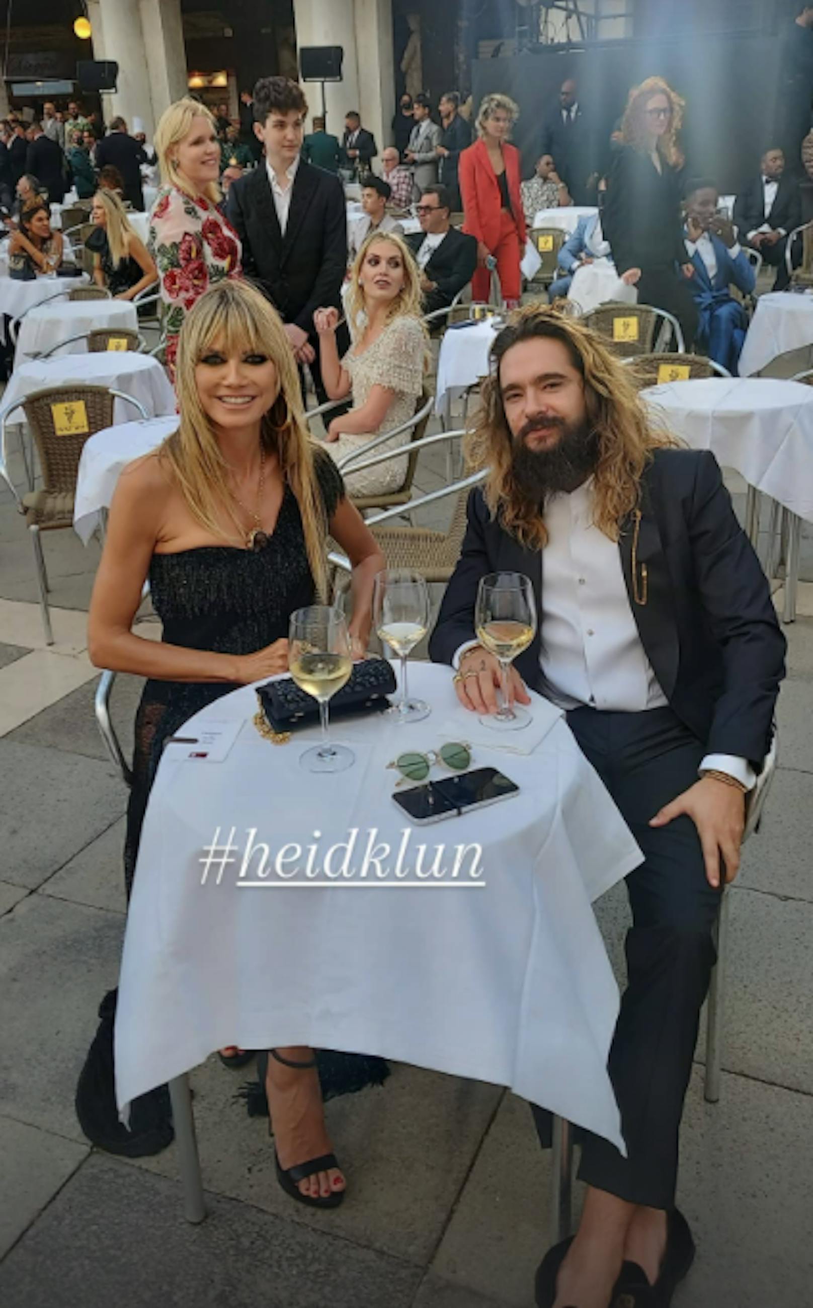 Heidi Klum und Ehemann Tom Kaulitz fieberten mit einem Glas Wein dem Walk von Töchterchen Leni Klum entgegen.