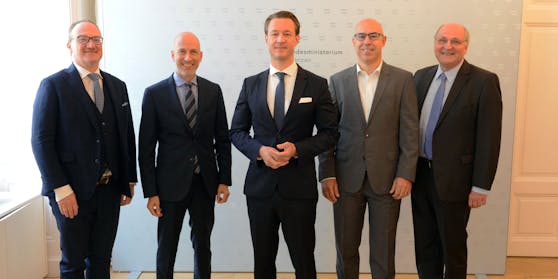 Prof. Dr. Dr. Lars Feld, Arbeitsminister Martin Kocher, Finanzminister Gernot Blmel, Prof. Gabriel Felbermayr und Prof. Dr. Christoph Badelt