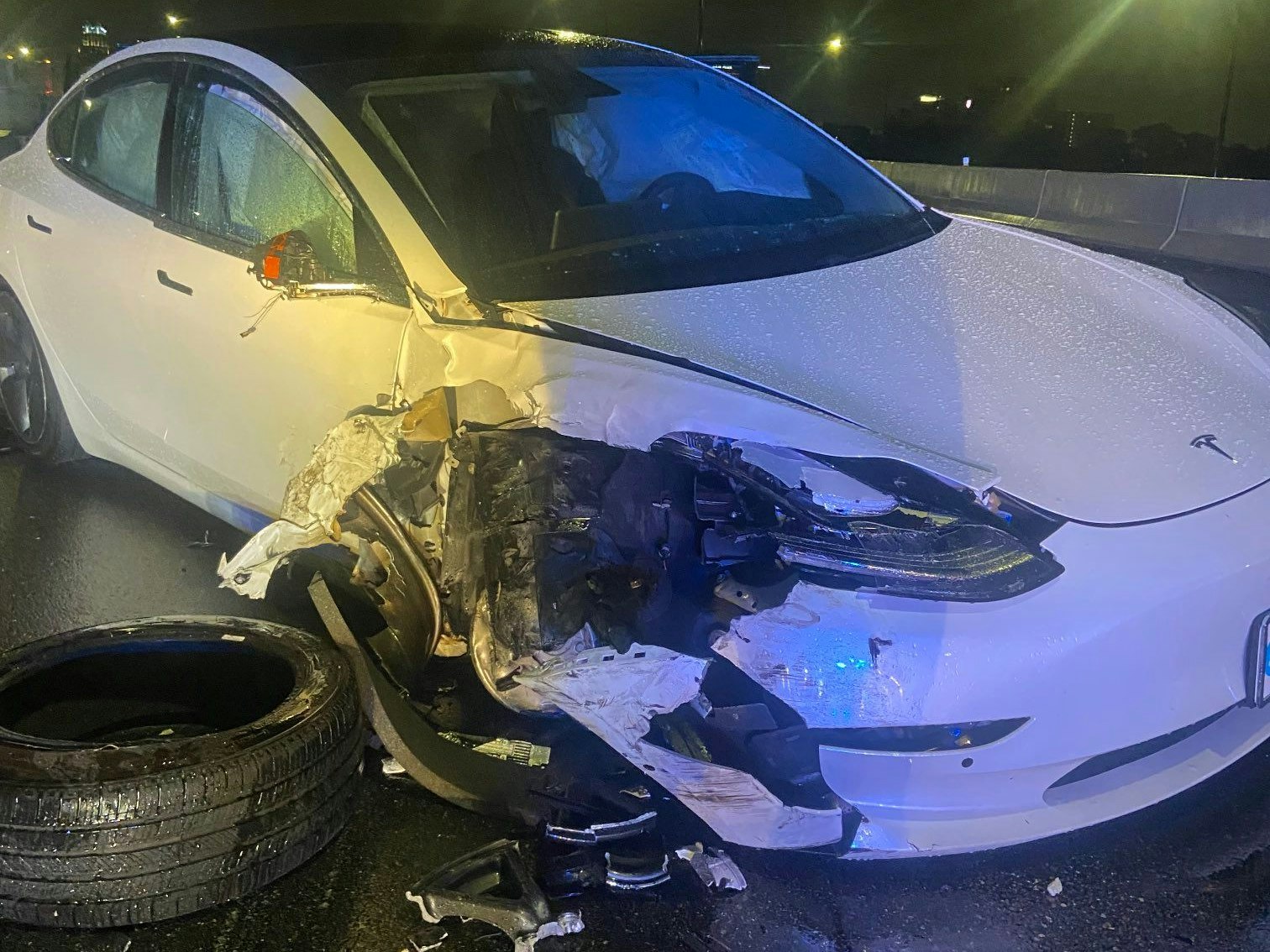 An drei Fahrzeugen entstand hoher Sachschaden, zwei Personen wurden verletzt.