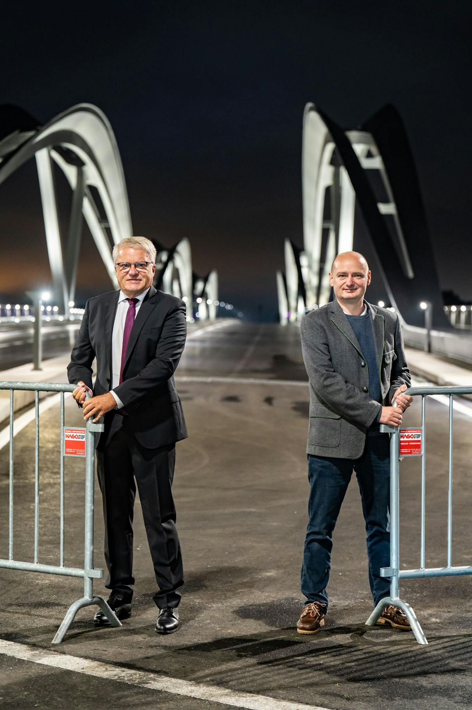 Bürgermeister Klaus Luger und sein Vize Markus Hein gaben die Brücke Montagfrüh frei.
