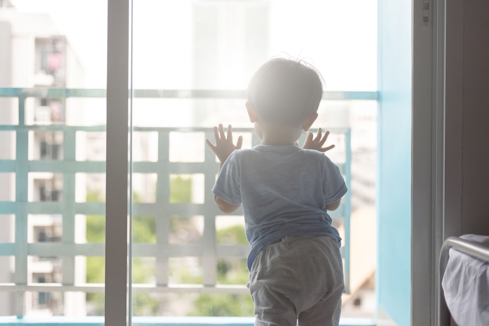 Der Bub stürzte fünf Meter in die Tiefe. Symbolbild