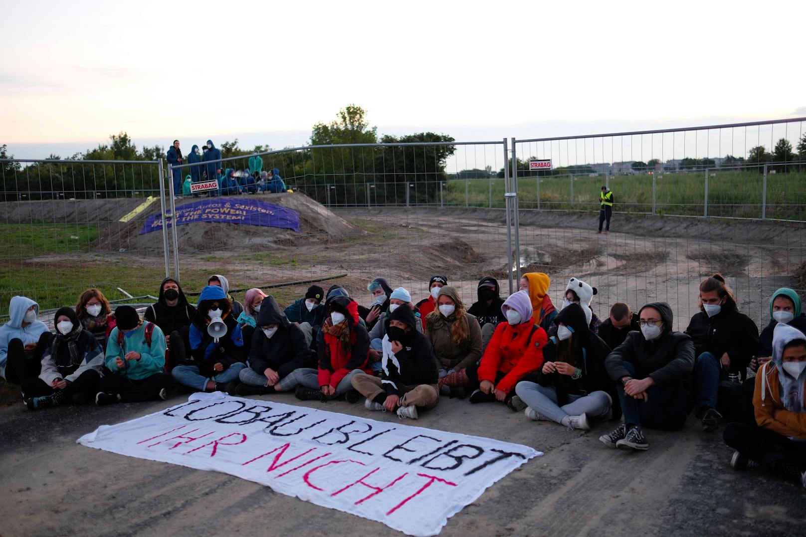 Seit den frühen Morgenstunden blockieren 100 Aktivisten den Bau der "Stadtautobahn" in Hirschstetten.