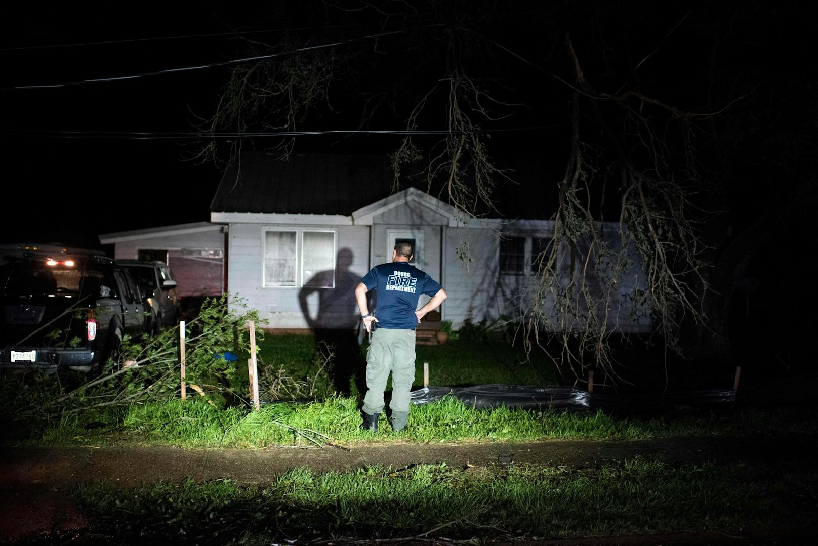Ein Feuerwehrmann checkt die Lage vor einem Haus in Bourg. Viele Menschen sind nach dem Hurrikan ohne Strom.