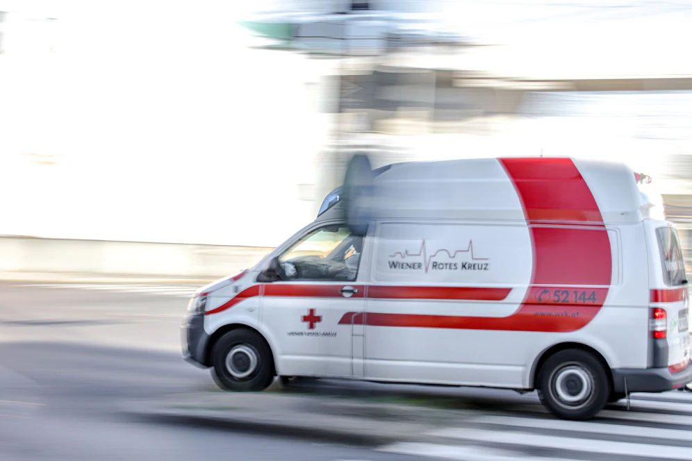 Eine 79-Jährige Fußgängerin erlitt bei einem Verkehrsunfall in Wien-Penzing schwere Verletzungen am Bein. (Symbolbil)
