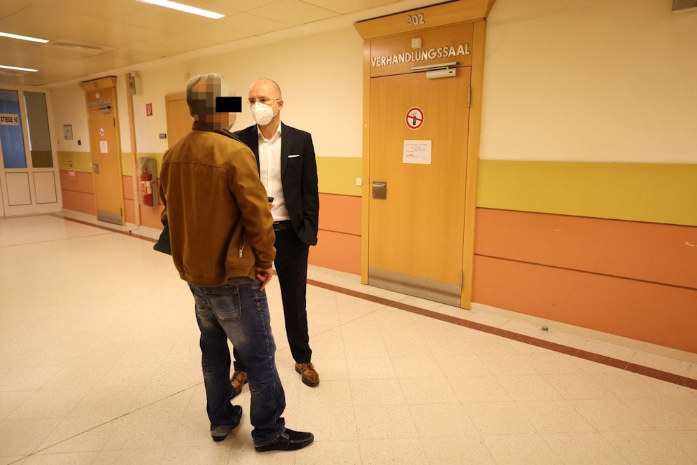 Der Autohändler und sein Anwalt Andreas Strobl (r.)