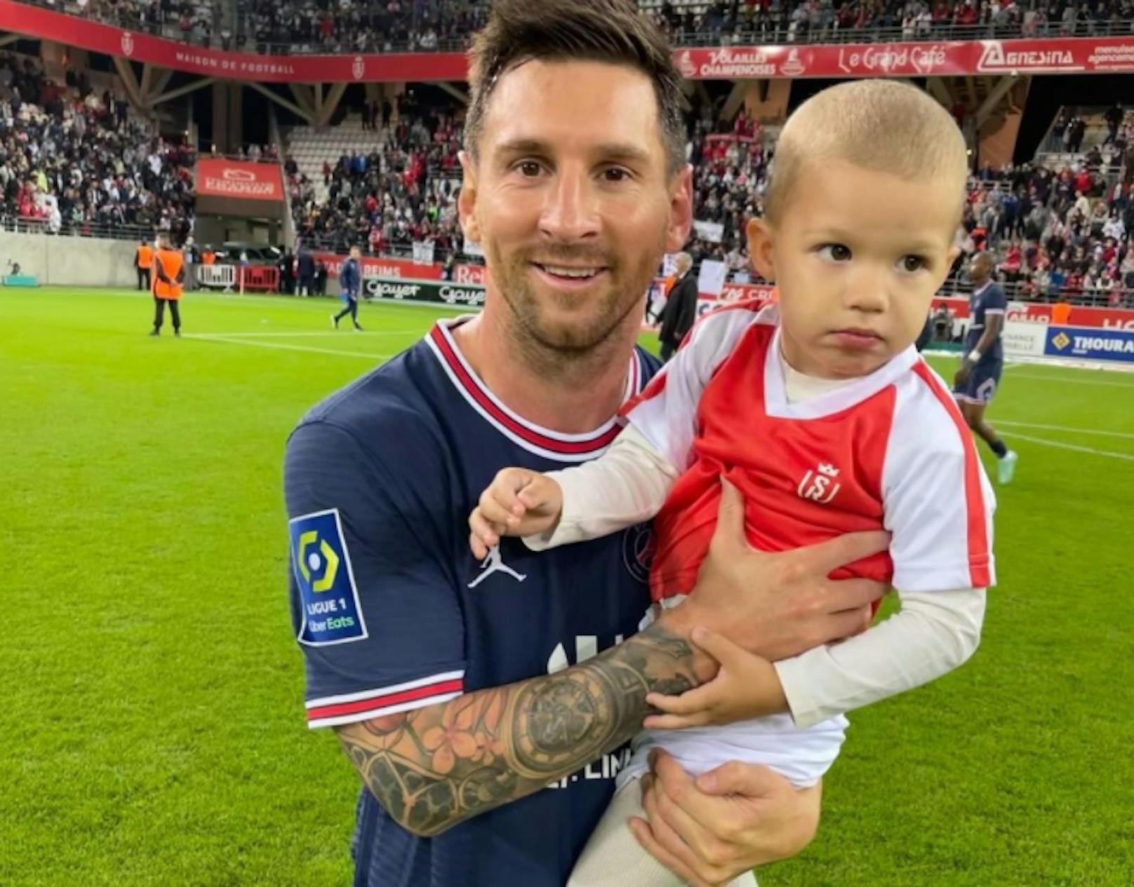 Leo Messi mit dem Sohn von Reims-Goalie Pedrag Rajkovic.