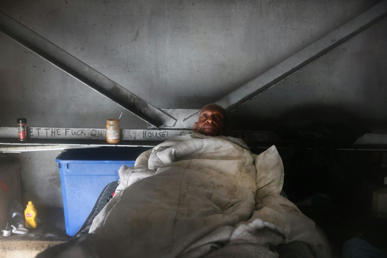 Ein Obdachloser sucht Unterschlupf unter einer Highway-Brücke