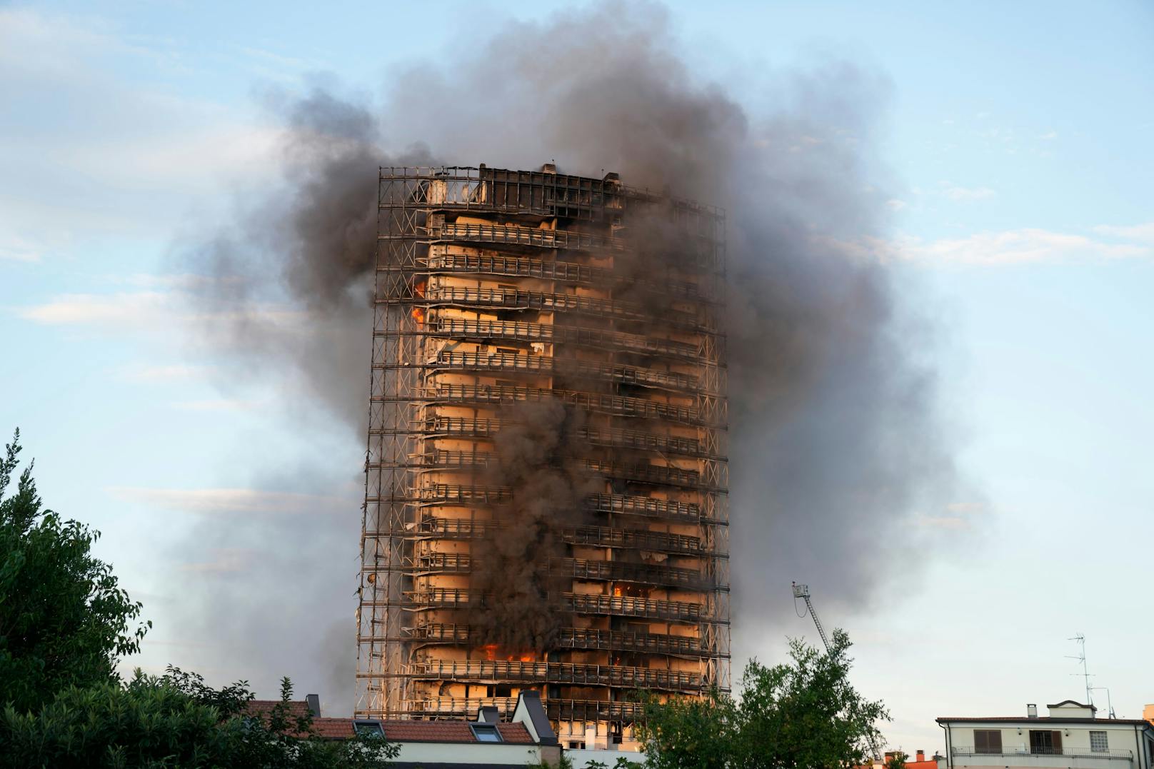 In den oberen Etagen eines Hochhauses in Mailand ist ein Feuer ausgebrochen, das sich dann zu den unteren Stockwerken durchgefressen hat.
