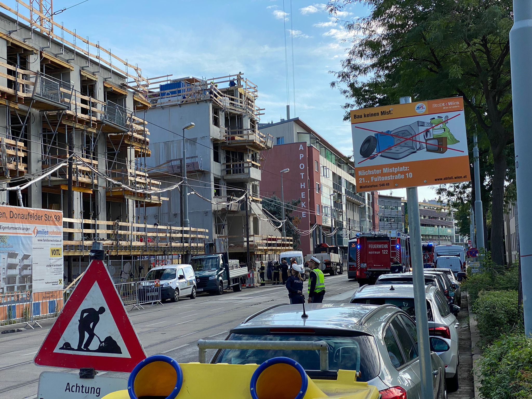 Die Feuerwehr konnte den Mann vom Kran retten. 