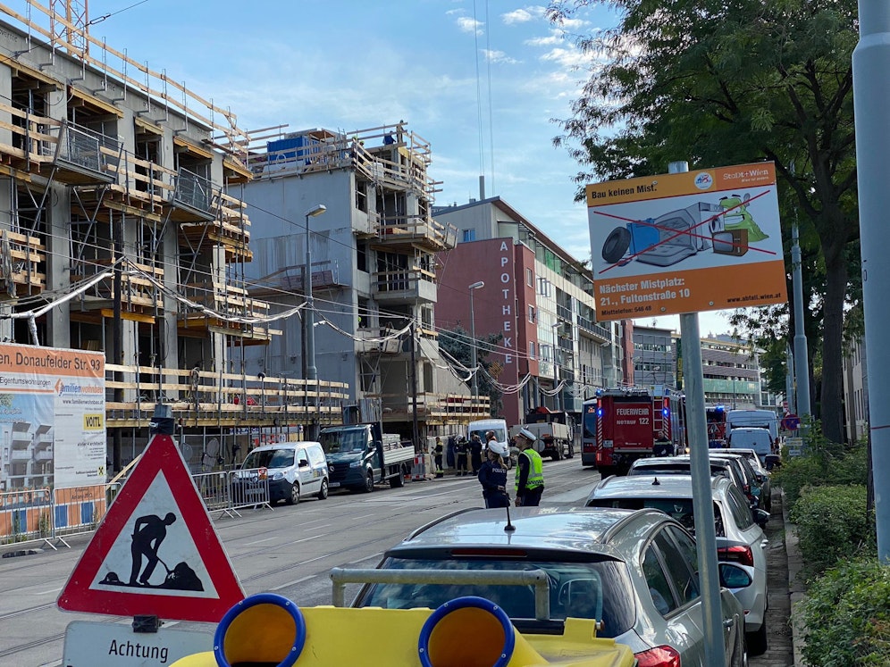 Die Feuerwehr konnte den Mann vom Kran retten. 