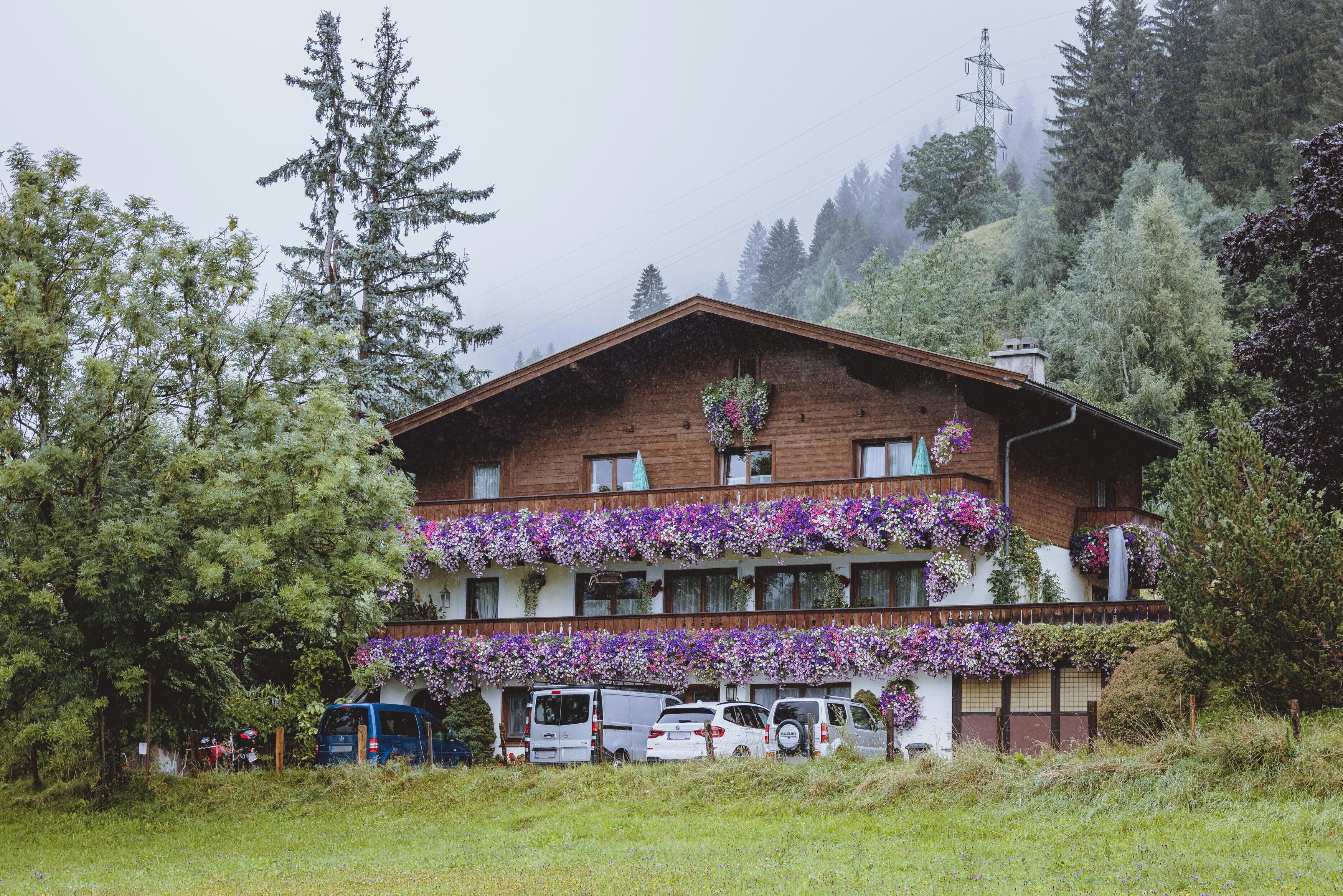 Download von www.picturedesk.com am 30.08.2021 (12:12).  ABD0011_20210830 - MAISHOFEN - ÖSTERREICH: ZU APA0066 VOM 30.8.2021 - In Maishofen (Pinzgau) ist am Sonntagabend offenbar im Zuge eines Familienstreits ein älteres Ehepaar getötet worden. Wie die Polizei berichtete, soll es in einem Einfamilienhaus zu einer Auseinandersetzung zwischen einem 81-jährigen Pinzgauer, seiner 71-jährigen Frau und dem 51-jährigen Sohn gekommen sein. Dabei kamen die Eltern aus noch unbekannter Ursache ums Leben. Der Sohn erlitt Schussverletzungen. Im Bild: Der mutmaßliche Tatort aufgenommen am Montag, 30. August 2021. - FOTO: APA/EXPA/JFK - 20210830_PD2122 - Rechteinfo: Rights Managed (RM)