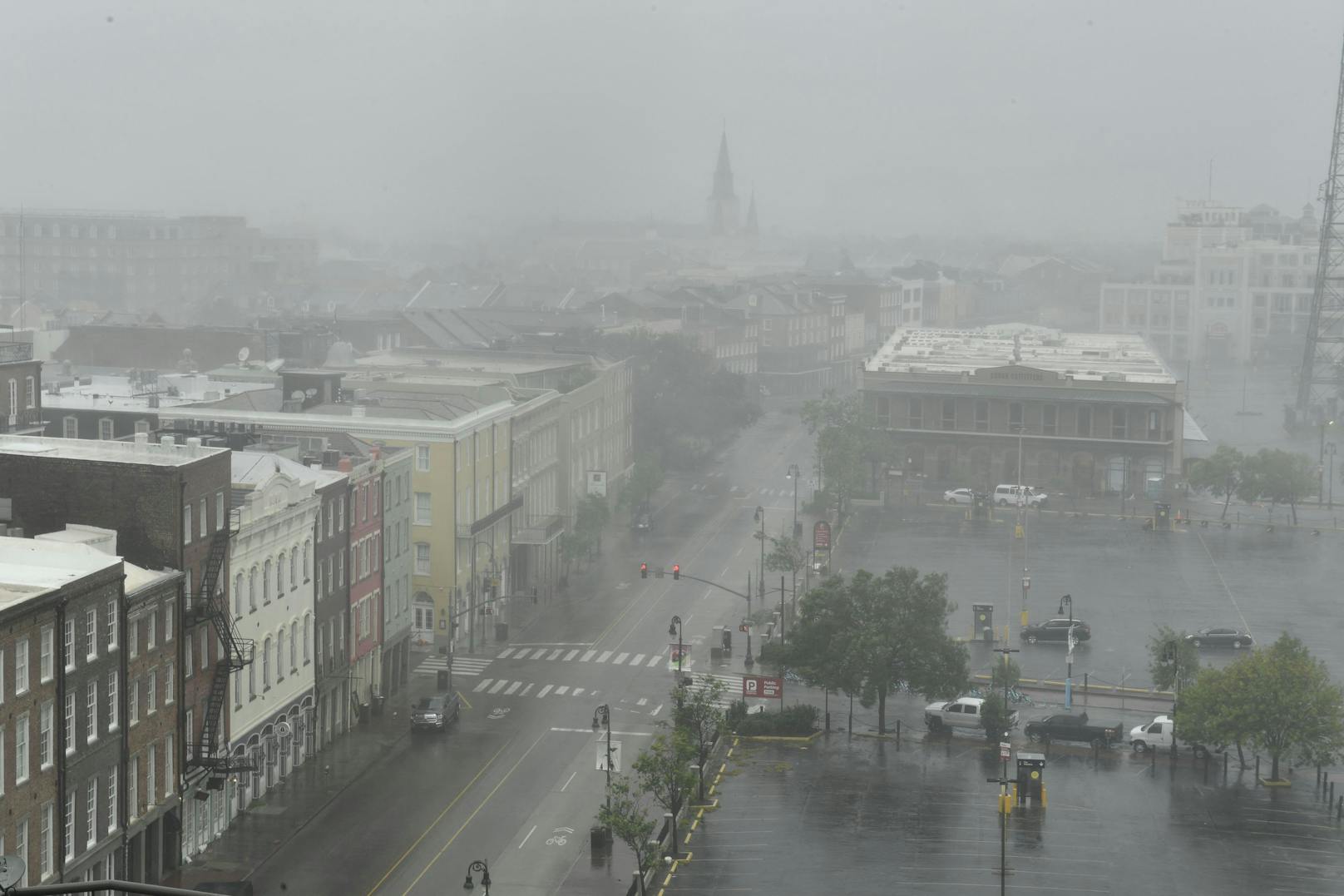 Hurrikan Ida hat die Küste des US-Staats Louisiana erreicht. Im gesamten Stadtgebiet von New Orleans ist der Strom ausgefallen.