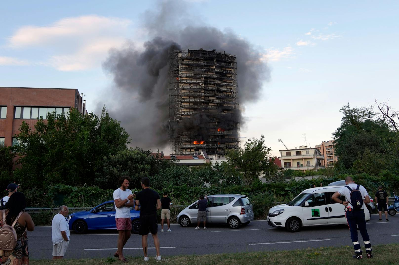 In den oberen Etagen eines Hochhauses in Mailand ist ein Feuer ausgebrochen, das sich dann zu den unteren Stockwerken durchgefressen hat.