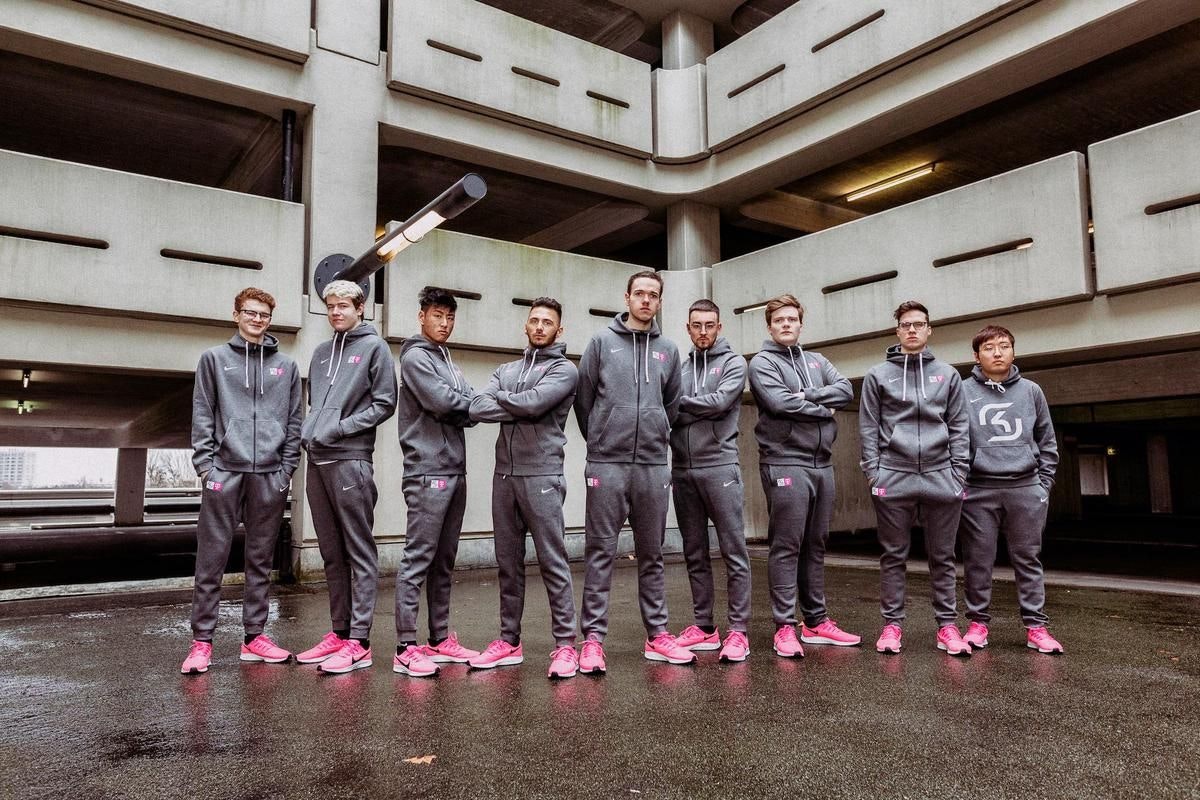 Während die Profi-Teams bezahlt werden, bekamen die Nachwuchsspieler noch nicht einmal Verträge, obwohl diese laut Managerin "Viviii" versprochen wurden.