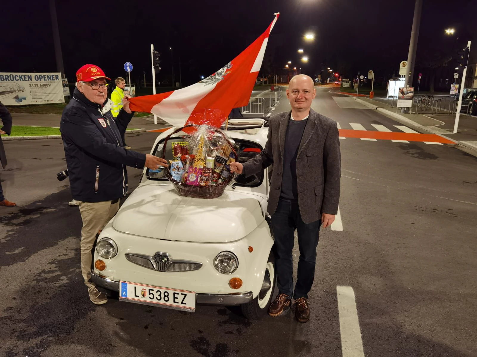 Linz Vize-Bürgermeister Markus Hein überreichte Johann Lorenz einen Geschenkskorb.