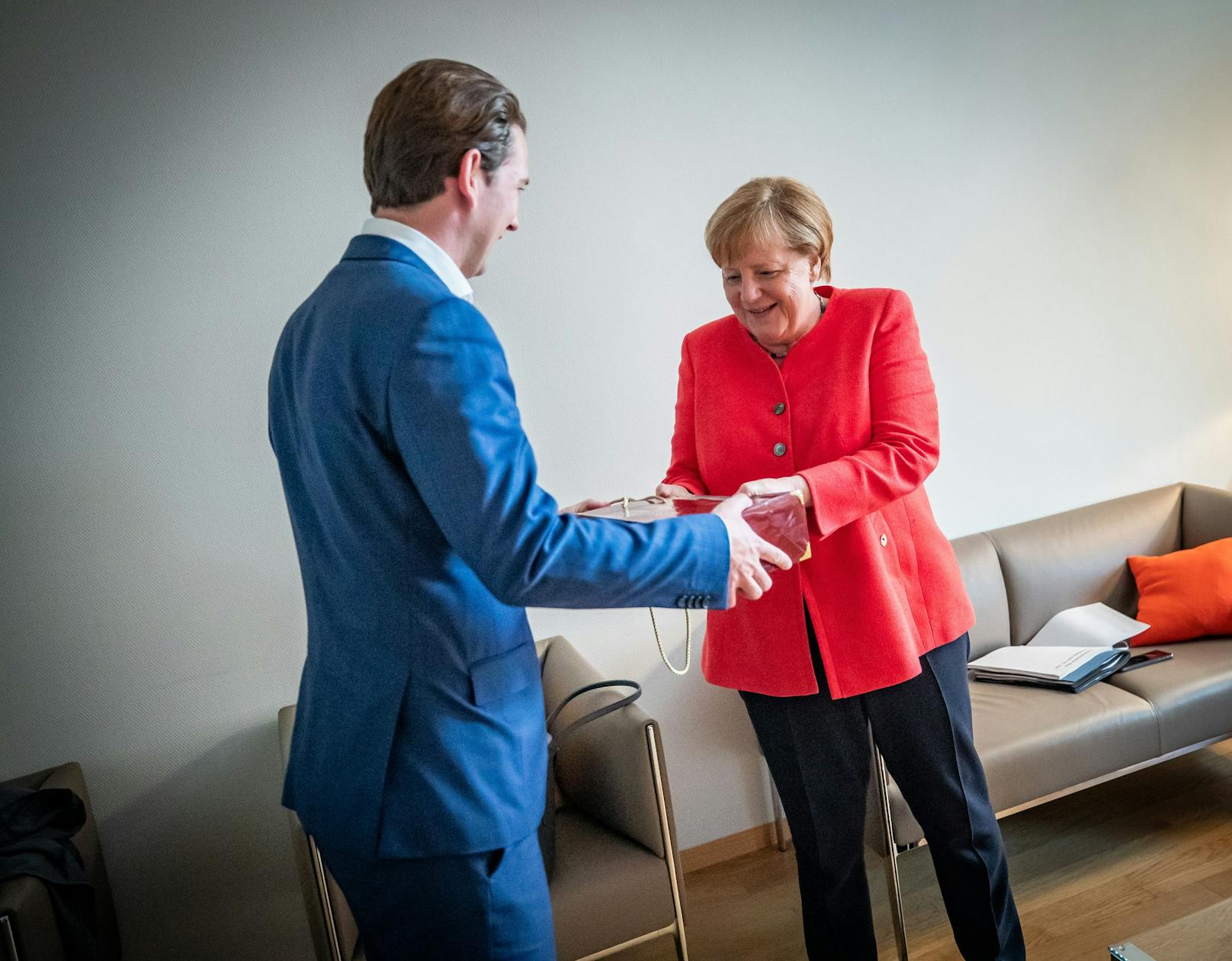 Kurz schenkt Merkel eine Dauer-Einladung auf Lebenszeit für die Salzburger Festspiele und eine CD-Box.