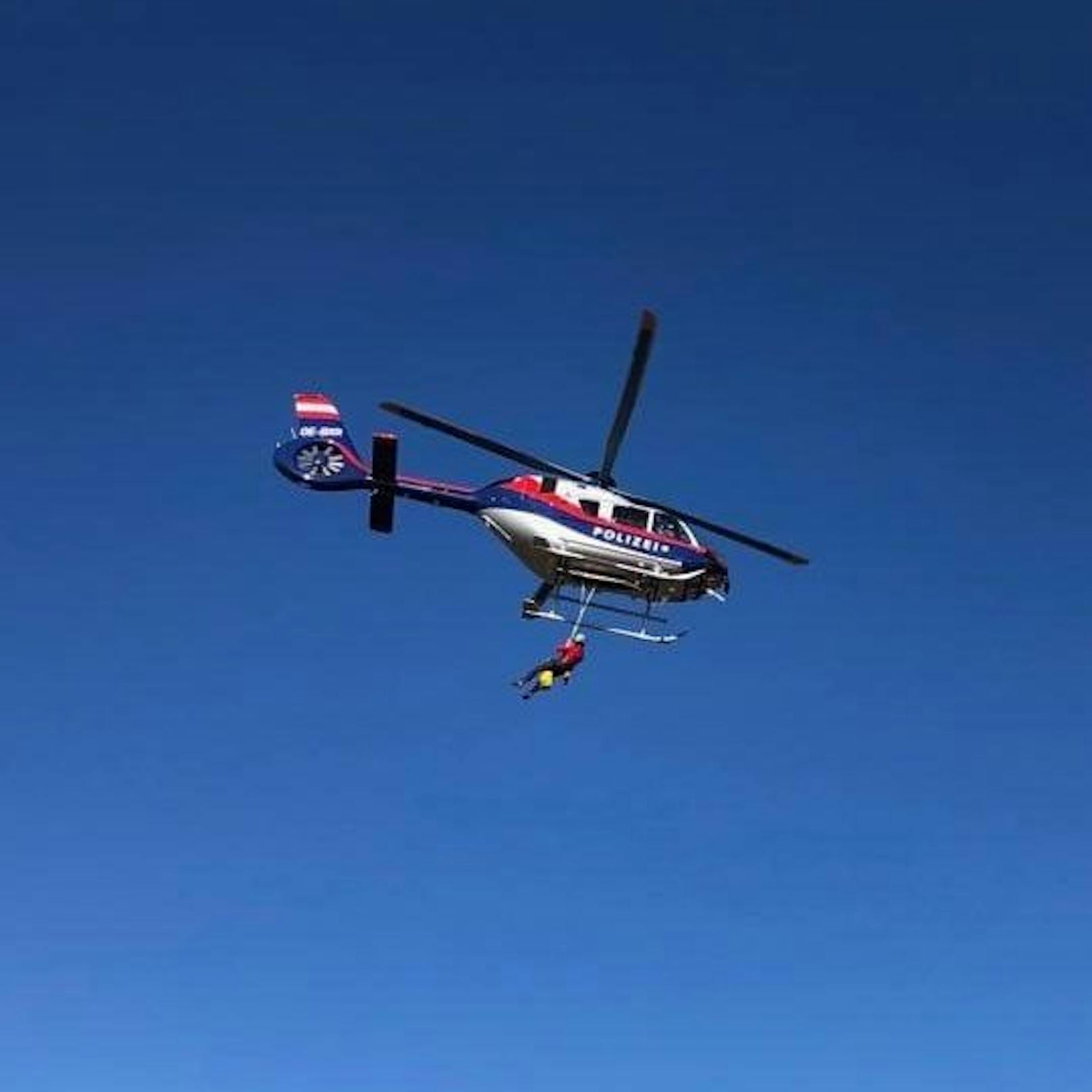 Mittels Hubschraubers des Innenministeriums „Libelle“ konnte der Mann gerettet werden. (Symbolbild)
