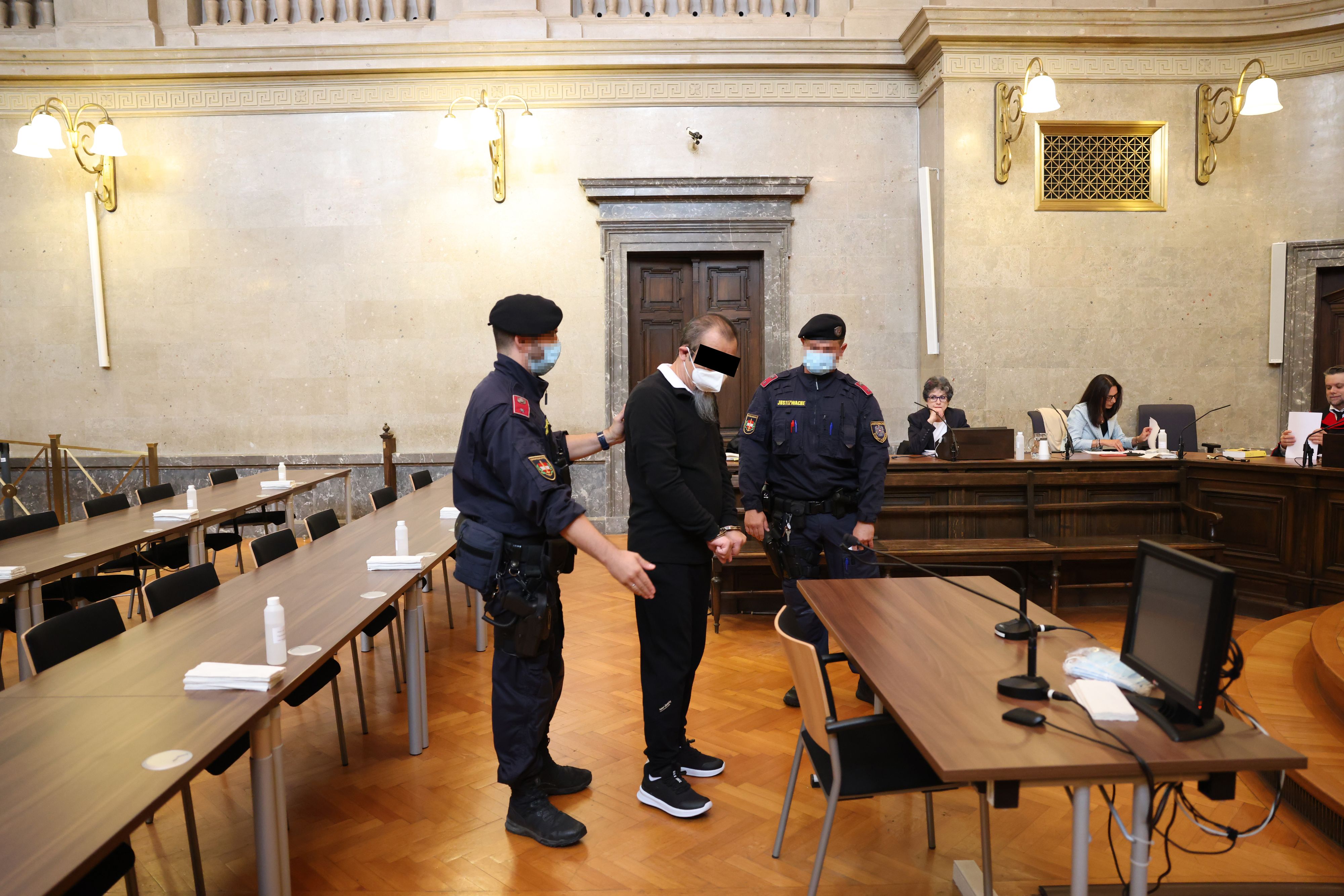 Der Angeklagte (m.) wurde in Handschellen in den Saal geführt.