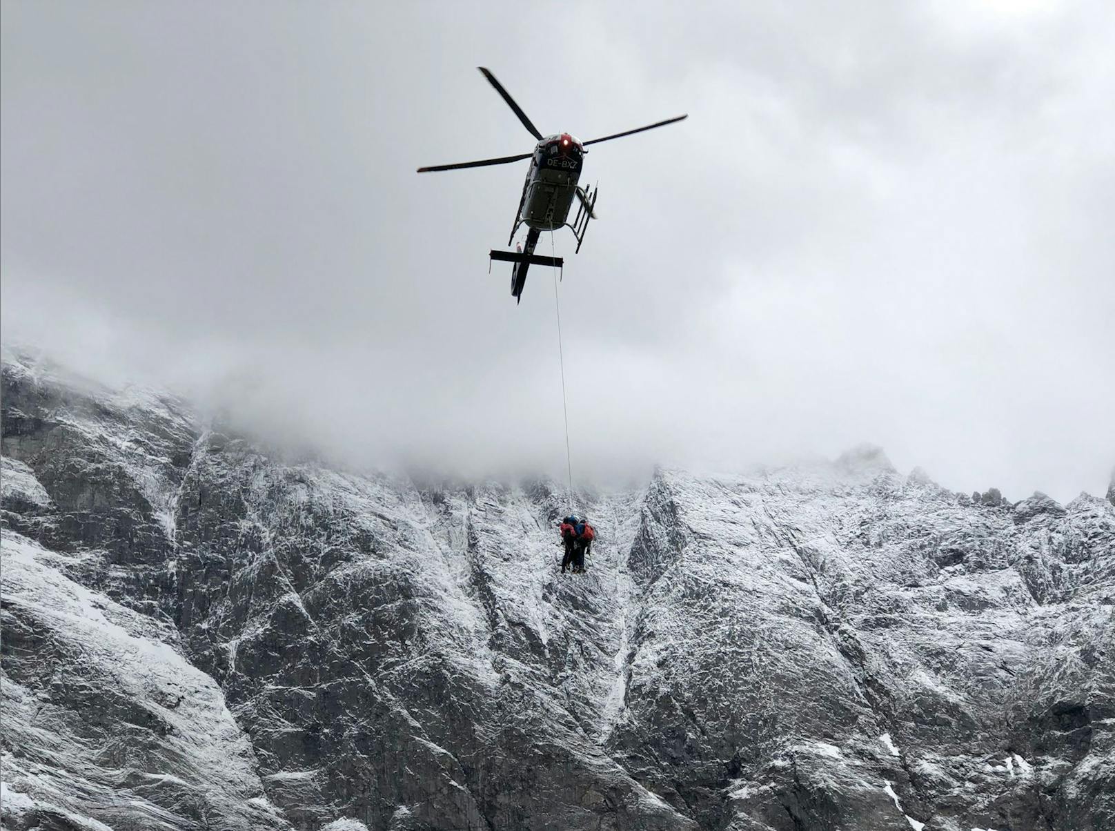 Starker Schneefall verhindert Rettung zweier Alpinisten