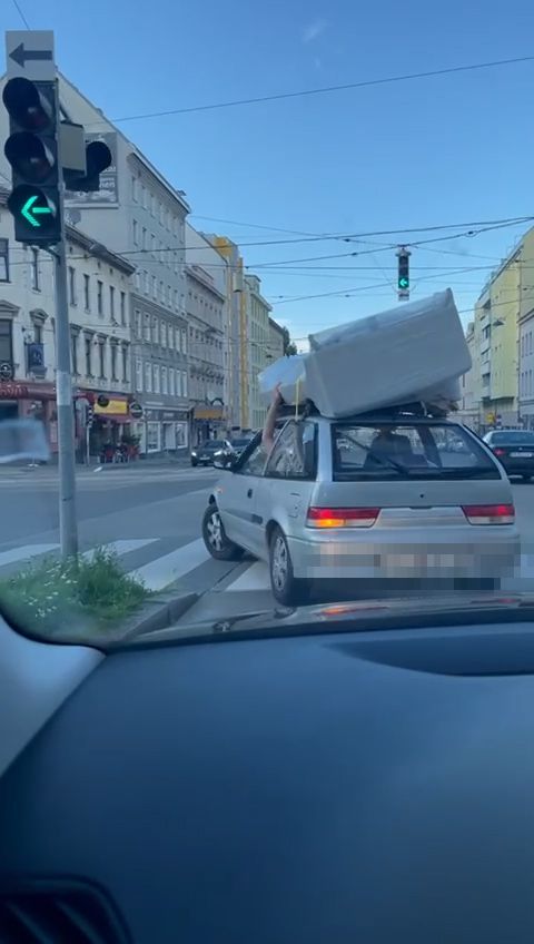 Der Mann schien auf den ersten Blick die Couch nur mit der Hand zu halten.