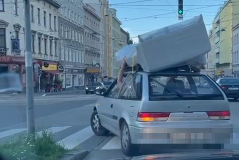 Der Mann schien auf den ersten Blick die Couch nur mit der Hand zu halten.