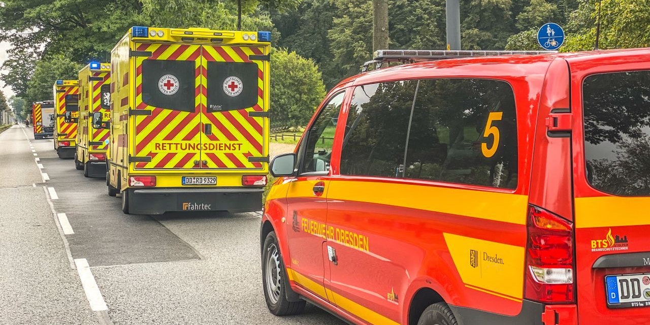 Einsatzfahrzeuge stehen im Bereitstellungsraum auf der Stübelallee bereit.