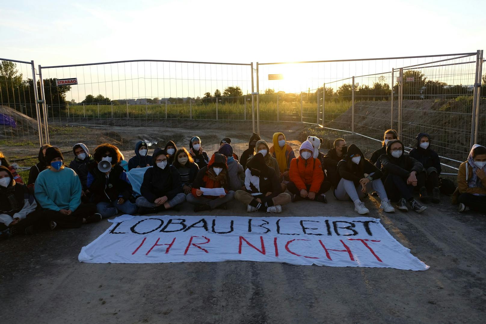 Seit den frühen Morgenstunden blockieren 100 Aktivisten den Bau der "Stadtautobahn" in Hirschstetten.