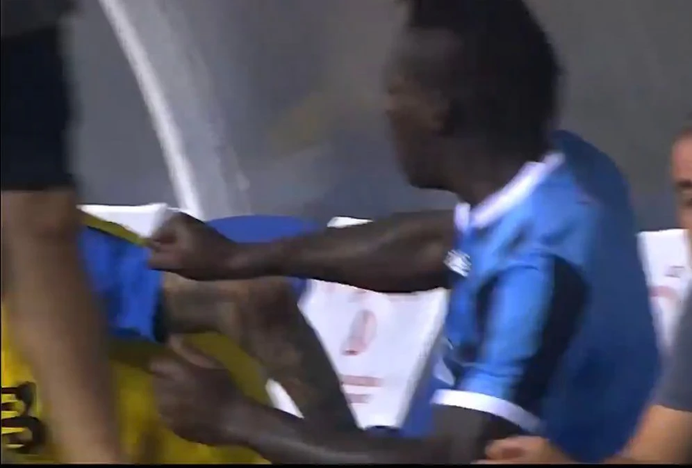 Mario Balotelli schlägt seinen Mitspieler.