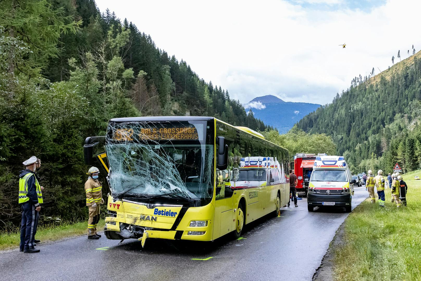 Bei Kals in Osttirol ist es am Montag zu einem tragischen Verkehrsunfall gekommen. Ein Autofahrer kollidierte mit einem Linienbus und verstarb.&nbsp;